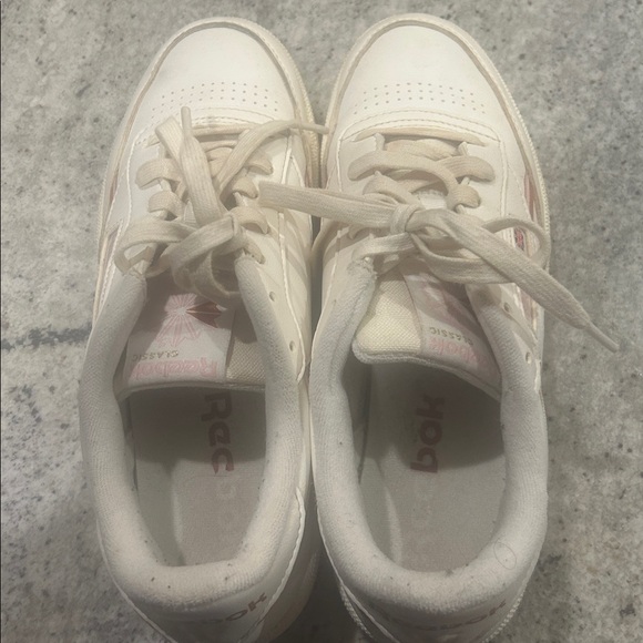 Reeboks size 9 - Picture 5 of 8